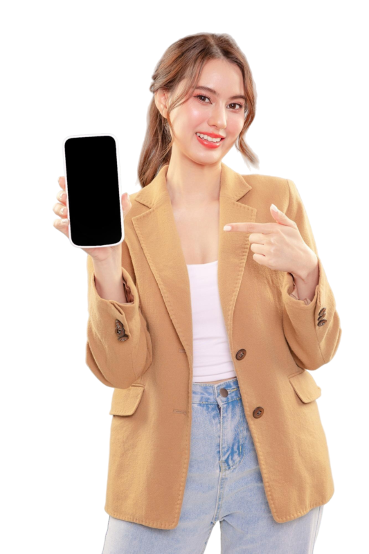 ทีมงานกำลังตรวจเช็กสภาพ iPhone 16 Pro Max อย่างละเอียดก่อนประเมินราคา