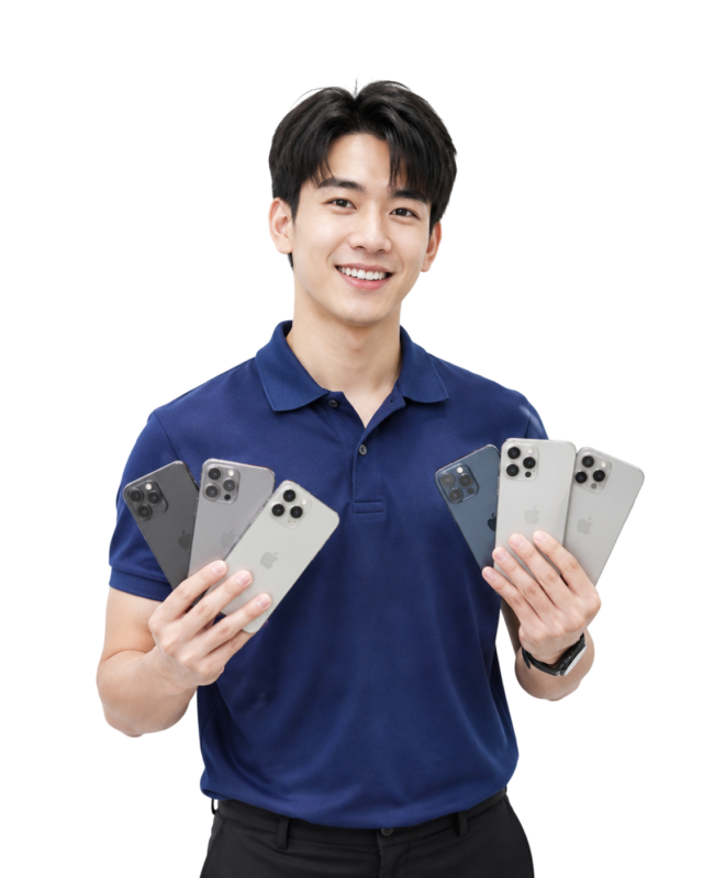 ทีมงานร้านมือถือรับซื้อ iPhone 15 Pro Max ก่อนประเมินราคา ร้านมือถือ.com รับซื้อ iPhone 15 Pro