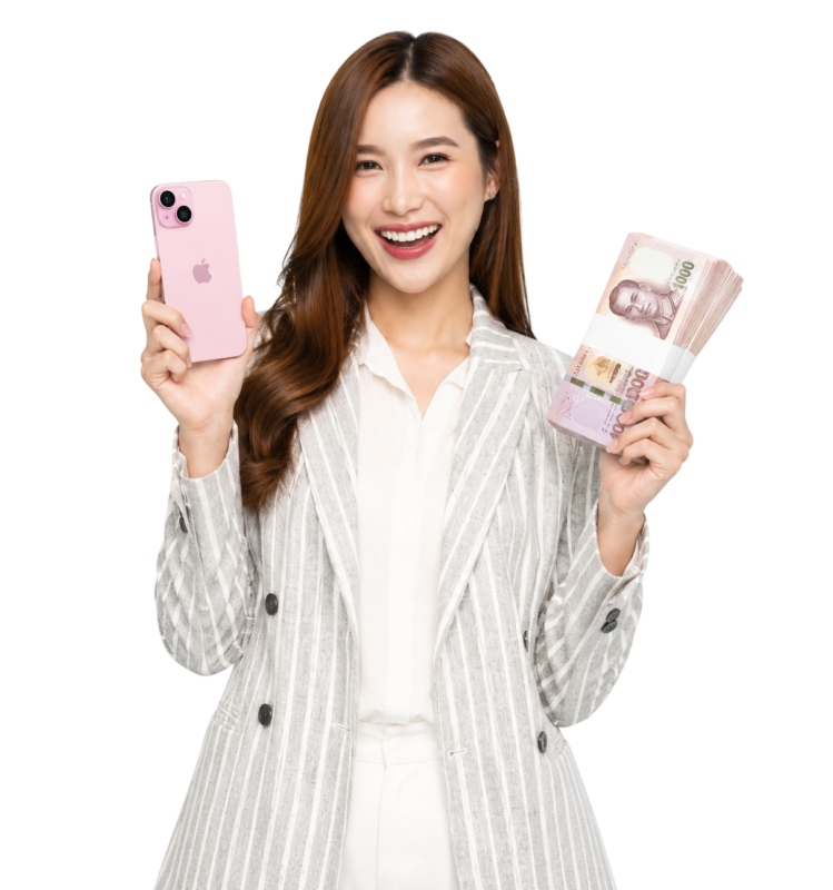 พนักงานกำลังตรวจเช็ก iPhone 15 ก่อนประเมินราคา ร้านมือถือ.com รับซื้อ iPhone 15