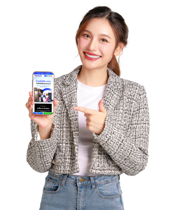 พนักงานกำลังถือ iPhone 16 พร้อมแนะนำรายละเอียดการขายให้ลูกค้าภายในร้าน